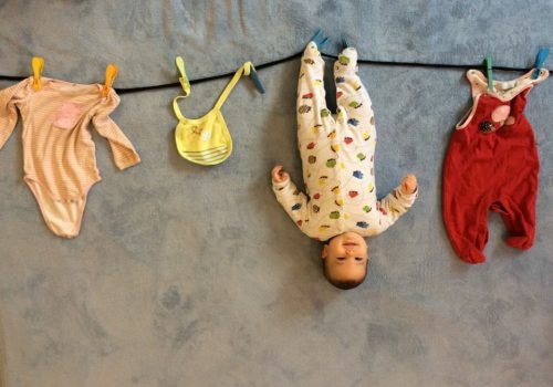 כשהסנדלרית הולכת יחפה